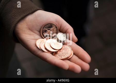 UK Shropshire Ironbridge Blists Hill viktorianischen Stadt Childs schmutzige Hand hält Replik Pre dezimale Münzen Stockfoto