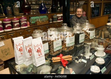 UK Shropshire Ironbridge Blists Hill viktorianischen Stadt Apotheke weihnachtlichen Gewürzen auf Theke Stockfoto
