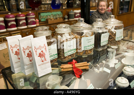 UK Shropshire Ironbridge Blists Hill viktorianischen Stadt Apotheke weihnachtlichen Gewürzen zum Verkauf Stockfoto