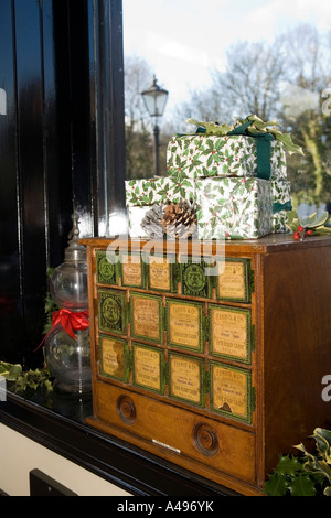 UK Shropshire Ironbridge Blists Hill viktorianischen Stadt-Apotheke gewickelt Weihnachtsgeschenke im Fenster Stockfoto