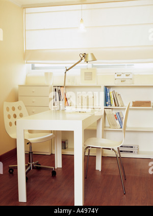 Winkel-Poise Lampe auf dem Tisch in einem Büro Stockfoto