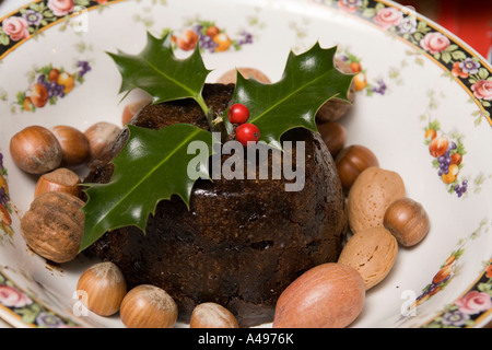 UK Shropshire Ironbridge Blists Hill Museum Ärzte Hütte traditionellen Christmas Pudding mit Holly Zweig Stockfoto