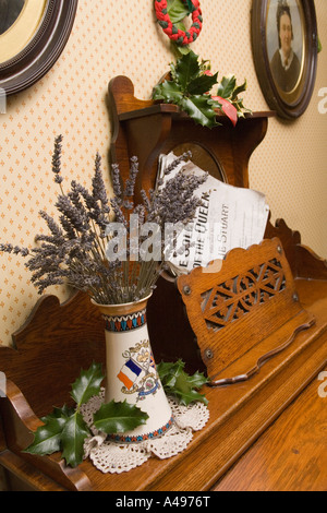 UK Shropshire Ironbridge Blists Hill Museum Ärzte Hütte Vase mit Lavendel und Noten auf harmonium Stockfoto