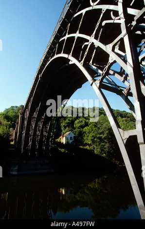 UK Shropshire Ironbridge über den Fluss Severn Konstruktionsdetail von unten Stockfoto