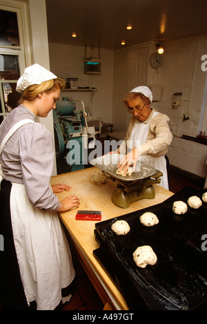 UK Shropshire Ironbridge Blists Hill Museum Obst Brötchen machen in der Bäcker Stockfoto