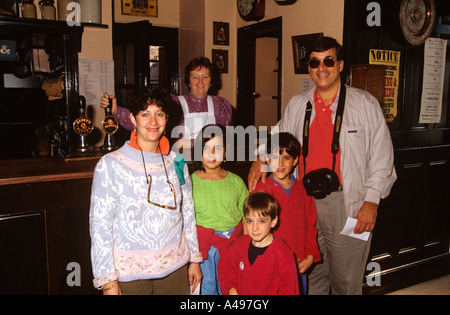 Britische Shropshire Ironbridge Blists Hill Museum Blair-Familie aus New Jersey USA im New Inn Stockfoto