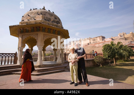 Indien Rajasthan Amber Fort älteren westlichen Paar posieren für Bild in Maota Lake Gardens Stockfoto