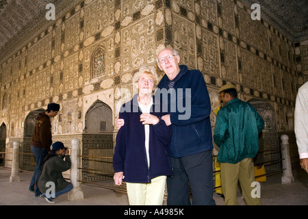 Indien Rajasthan Bernstein Amber Fort ältere westliche Touristen in Jai Mandir Hall des Sieges Stockfoto