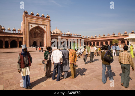 Indien Uttar Pradesh Fatehpur Sikri Jama Masjid Besucher im inneren Hof der Moschee Stockfoto