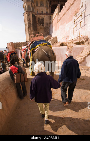 Indien Rajasthan Bernstein Amber Fort ältere Touristen zu Fuß hinter Elefanten am Suraj Pol Tor Stockfoto