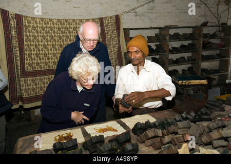 Indien Rajasthan Jaipur Sanganer älteren westlichen paar Stoff Block drucken Demo ansehen Stockfoto