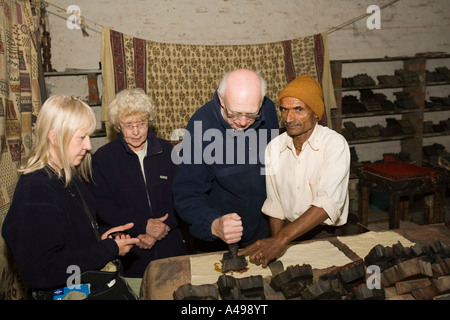 Indien Rajasthan Jaipur Sanganer ältere westliche Besucher Block Drucken Stoff Stockfoto