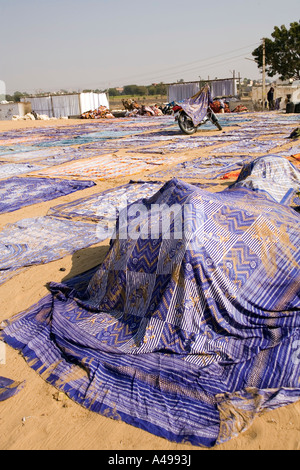 Indien Rajasthan Kunsthandwerk Sanganer Textilien Gewebe trocknen in der Sonne auf großen Gestellen und auf sand Stockfoto