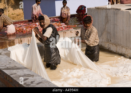 Indien Rajasthan Kunsthandwerk Sanganer Textilien Gewebe wird von Hand bearbeitet in Outdoor-Färberei Stockfoto