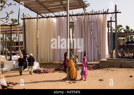 Indien Rajasthan Kunsthandwerk Sanganer Textilien Pocessed Stoff trocknen im Freien in der Sonne auf hohe Regale Stockfoto