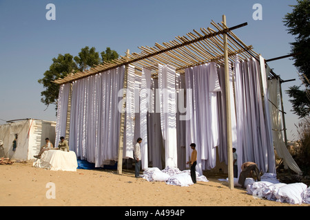 Indien Rajasthan Kunsthandwerk Sanganer Textilien verarbeitet Stoff trocknen im Freien in der Sonne auf hohe Regale Stockfoto