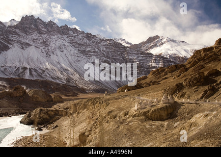 Indien-Ladakh-Leh-Tal-Alchi alte Chörten umgeben von felsigen Berglandschaft über Indus Stockfoto