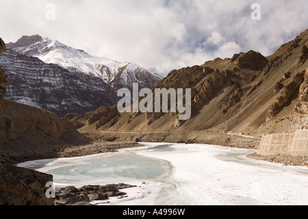 Indien Ladakh Leh Tal Alchi Fluss Indus unter Leh Srinagar Autobahn zugefroren Stockfoto