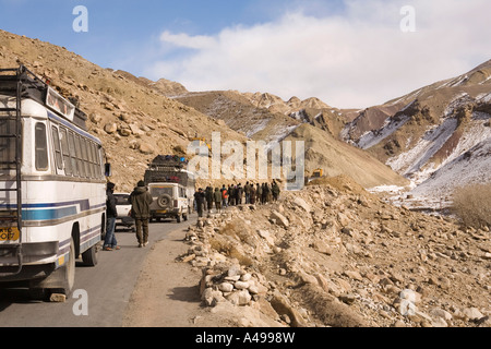 Indien-Ladakh Leh Tal Srinagar zu Leh Highway Verkehrsbehinderung durch Erdrutsch Stockfoto