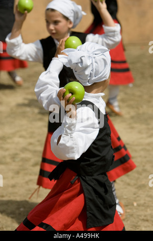 Baskische Mädchen traditionelle baskische Folk Tanz hält Äpfel in ihren Händen Fiesta Andra Mari de Görlitz Baskenland Stockfoto