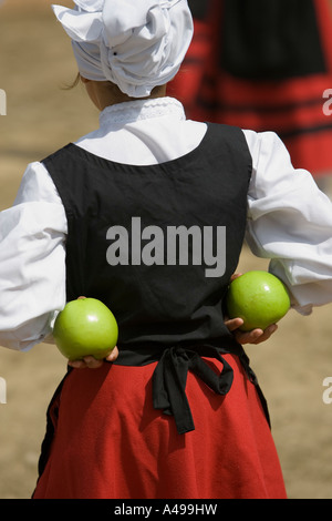 Baskische Mädchen baskische Folk Tanz hält grünen Apfel in der hand hinter Rücken Fiesta Andra Mari de Görlitz Baskenland Stockfoto