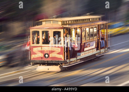 Verschwommene Seilbahn in Bewegung auf den Straßen von San Francisco Kalifornien, USA Stockfoto