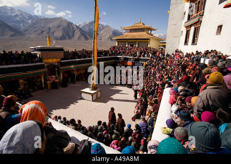 Indien-Ladakh-Leh-Tal-Spitok-Gompa Festival Menschen drängten sich um Klosterhof Stockfoto