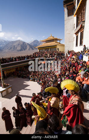 Indien-Ladakh-Leh-Tal-Spitok-Gompa Festival gelben Hut Musiker betreten Klosterhof Stockfoto