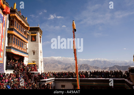 Indien-Ladakh-Leh-Tal-Spitok-Gompa Festival Kloster umgeben von Himalaya-Gebirge Stockfoto