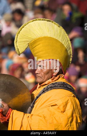 Indien-Ladakh-Leh-Tal-Spitok-Gompa Festival eines eyed leitender Mönch mit Becken Stockfoto