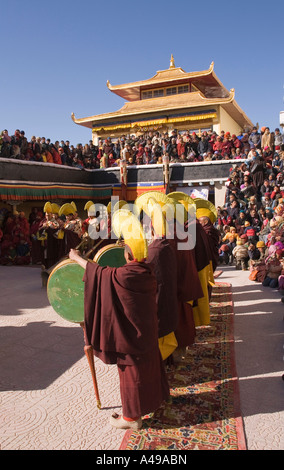 Indien-Ladakh-Leh-Tal-Spitok-Gompa Festival gelb wurden rituelle Musiker Mönche im Innenhof Stockfoto