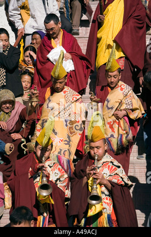 Indien-Ladakh-Leh-Tal-Spitok-Gompa Festival Prozession von Musikern in Hof Stockfoto