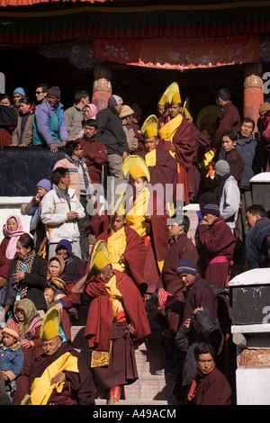 Indien-Ladakh-Leh-Tal-Spitok-Gompa Festival gelb wurden Mönche in Hof Stockfoto