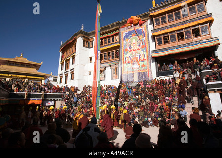 Indien-Ladakh-Leh-Tal-Spitok-Gompa Festival gelb wurden Mönche in Hof Stockfoto