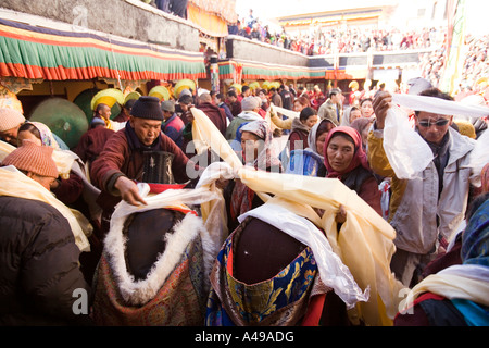 Indien-Ladakh-Leh-Tal-Spitok-Gompa Festival Mönche Kata Ehre einheimische Frauen zu präsentieren Stockfoto