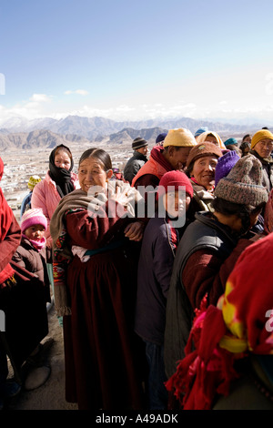 Indien-Ladakh-Leh-Tal-Spitok-Gompa Festival Ladakhi Frauen beobachten von Kloster Dach Stockfoto