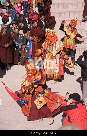 Indien-Ladakh-Leh-Tal-Spitok Festival aufdringlich Westler fotografieren kostümierte Tänzer Stockfoto