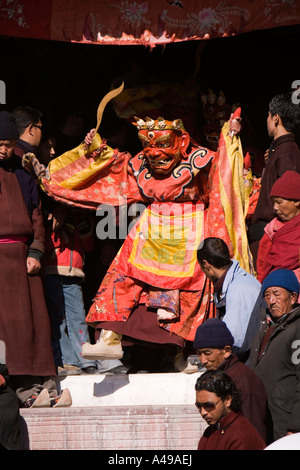 Indien-Ladakh-Leh-Tal-Spitok Festival heftige rot maskiert kostümierte Tänzer in Hof Stockfoto