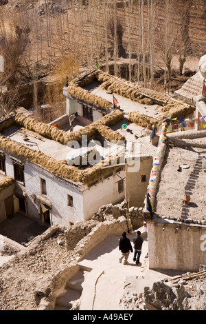 Indien-Ladakh-Leh-Tal-Spitok Dorf erhöhte Sicht Männer zu Fuß entlang der schmalen Gasse Stockfoto