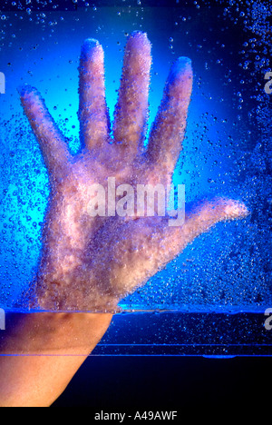 Grafische Hand in gasförmiges Wasser getaucht Stockfoto
