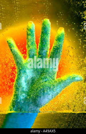 Grafische Hand in gasförmiges Wasser getaucht Stockfoto