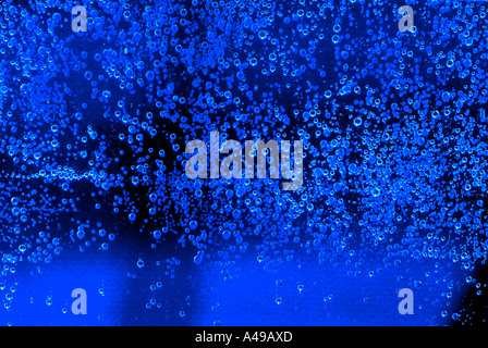 Nahaufnahme von Luftblasen im Wasser Stockfoto