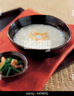 Vogelperspektive Blick auf eine Schüssel Haferschleim Stockfoto