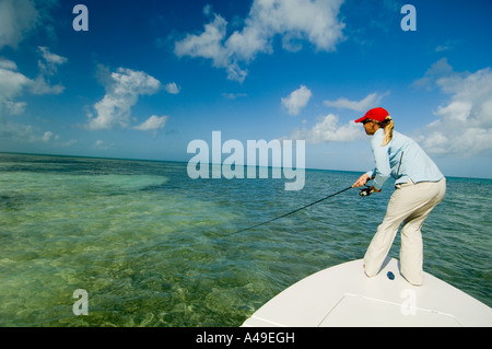 USA-Florida Keys-Frau Fischer in roten Hut Angeln vom Boot im Salzwasser Wohnungen Stockfoto