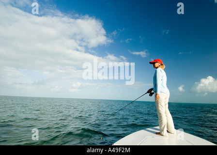 USA-Florida Keys-Frau Fischer in roten Hut Angeln vom Boot im Salzwasser Wohnungen Stockfoto