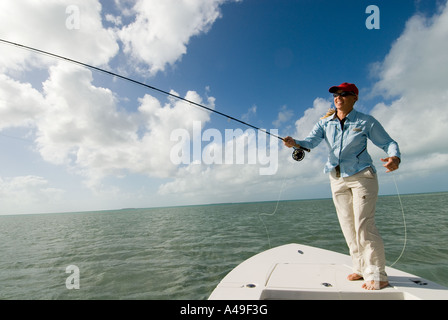 USA-Florida Keys-Frau Fischer in roten Hut Fliegenfischen vom Boot im Salzwasser Wohnungen Stockfoto