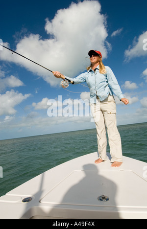 USA-Florida Keys-Frau Fischer tragen rote Hut Fliegenfischen vom Boot im Salzwasser Wohnungen Stockfoto