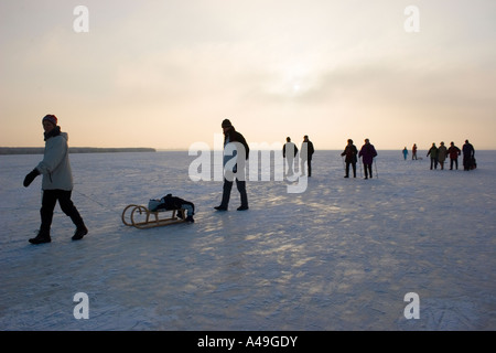Touristen auf dem zugefrorenen See Feder, Bad Buchau, Deutschland Stockfoto