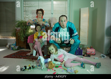 Familie, Fußball im Fernsehen gucken Stockfoto