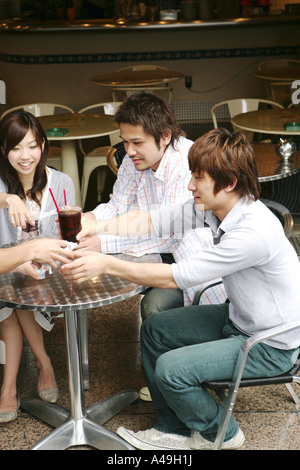 Drei Personen sitzen zusammen in einem restaurant Stockfoto